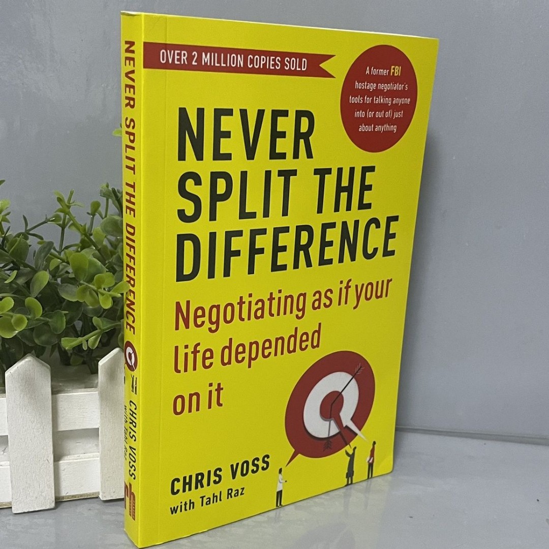 Never Split the Difference: Negotiating as if Your Life Depended on It  (Paperback)