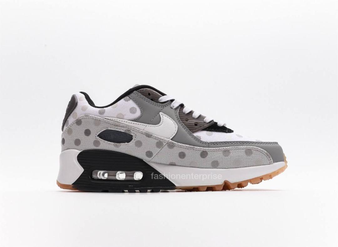 Black air max sale with white dots
