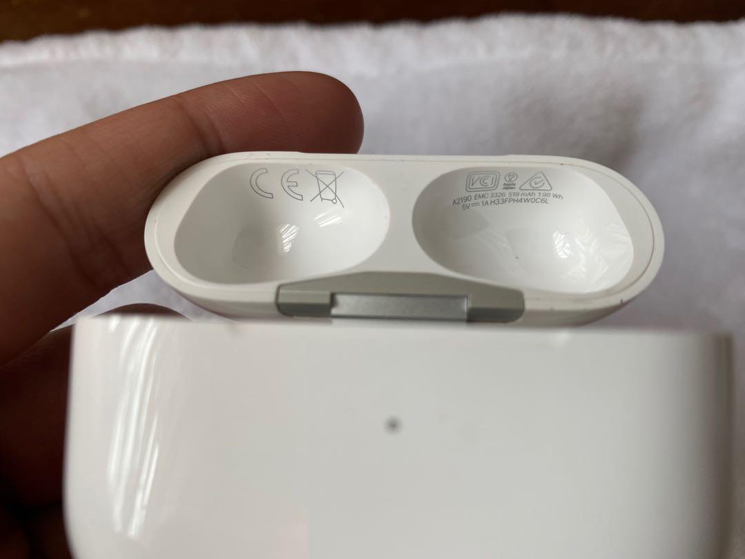 Original Apple AirPods Pro Charging Case w/ Defective Left AirPod, Audio, Earphones on Carousell