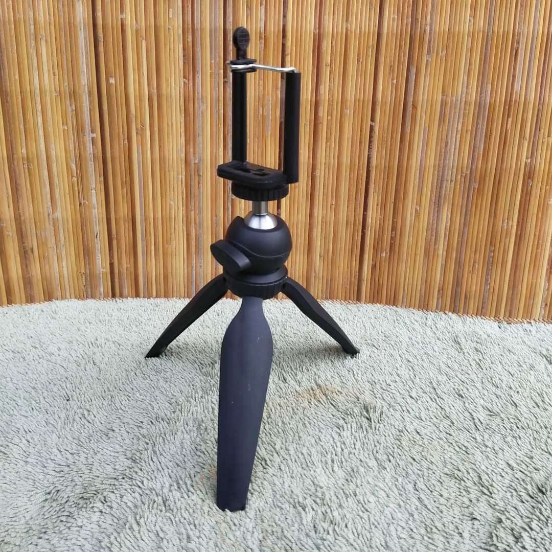 Table Camera/Cellphone TRIPOD (Category: Mounts & Holders) located in Malolos. Submitted by jestrelita (Listing ID 1176347701, Image 1). Description: Table Camera/Cellphone TRIPOD P320 - Good condition - flexible leg support - 360° free rotation.
