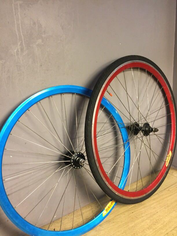 Velocity deep v store track wheelset