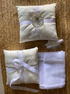 Wedding accessories (pillow, coins/arras, veil, cord)