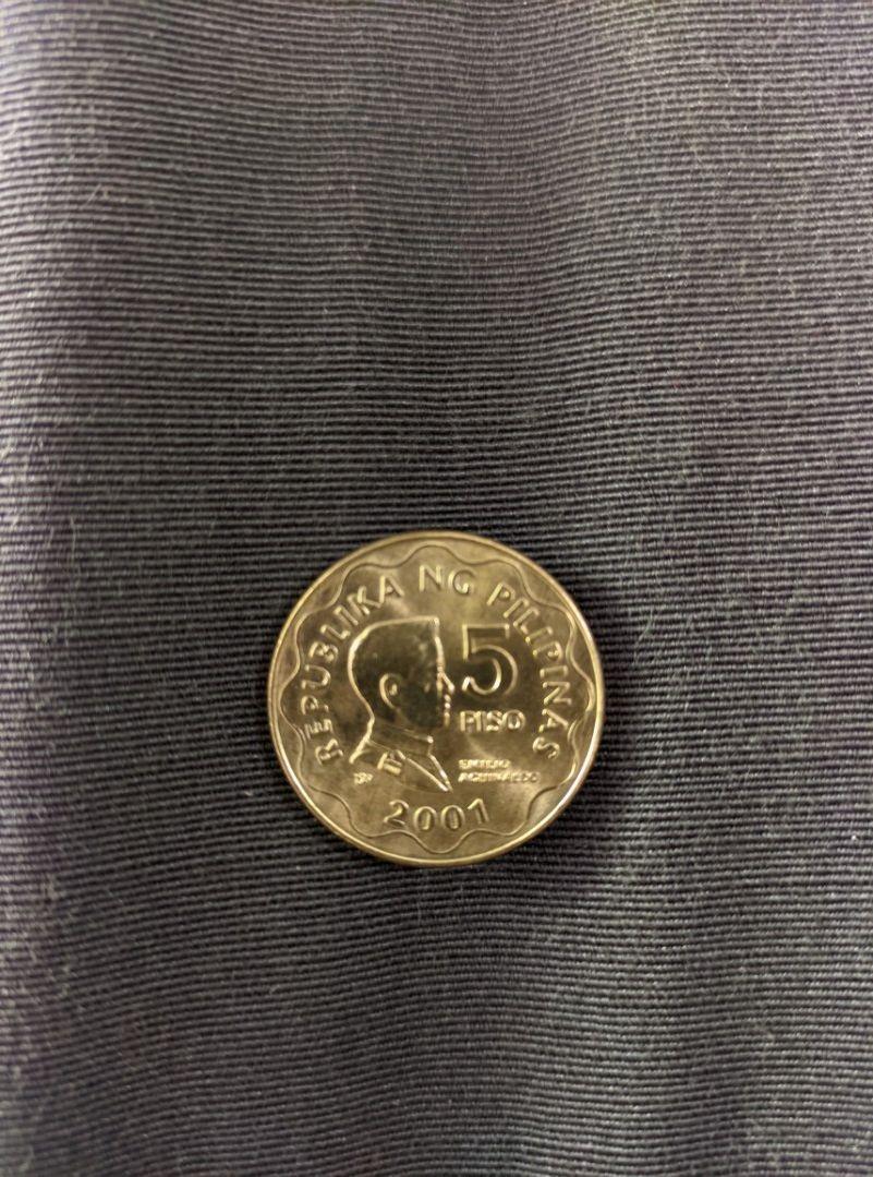 5 Peso Philippine coin / 2001 (Category: Currency) located in Quezon City. Submitted by samotsare (Listing ID 1181827449, Image 1). Description: 5 Peso Philippine coin / 2001 2 pieces Uncirculated.