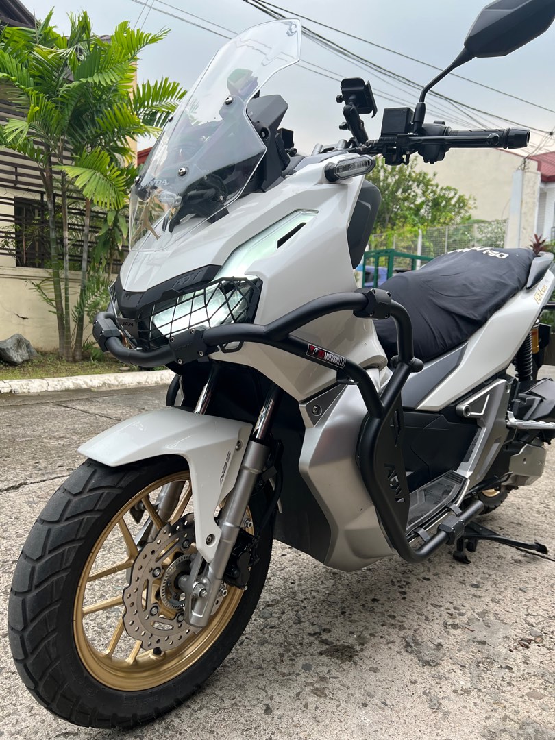 Honda adv store pearl white