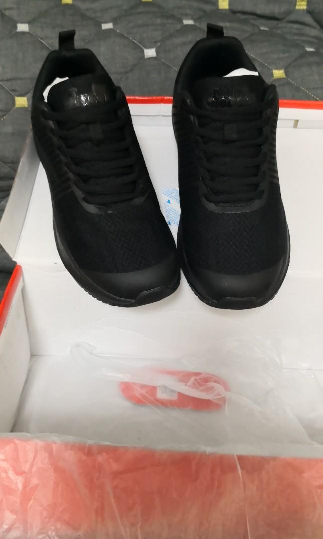 Diadora cheap black shoes