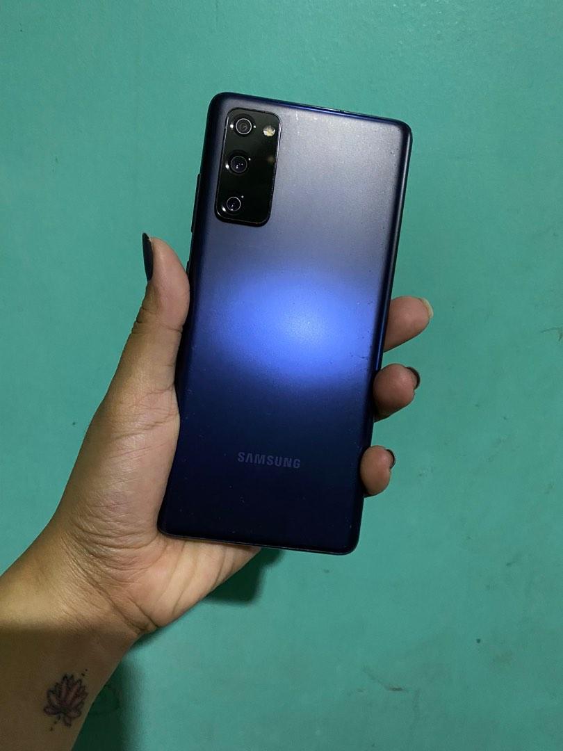 SAMSUNG S20 FE (Category: Samsung) located in Caloocan City. Submitted by xxnikkico (Listing ID 1181791677, Image 1). Description: Barely use unit. Meron konting flaws. RFS: ayaw ng samsung 128gb All accessories included. With box Pwede tawad basta sure buyer. Meet up: Trinoma / Sm North .