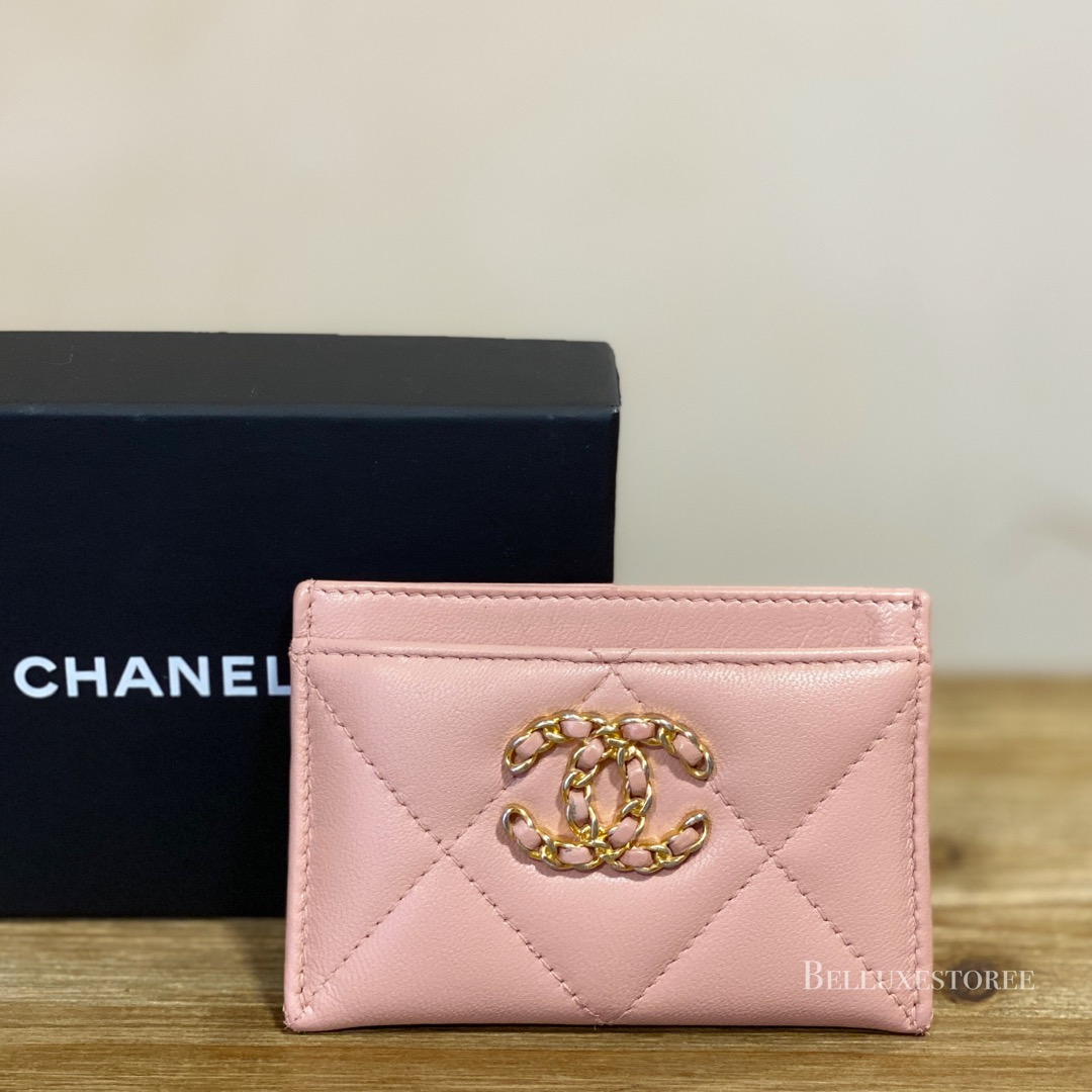 Chanel 19 cardholder lambskin pink, 名牌, 手袋及銀包- Carousell