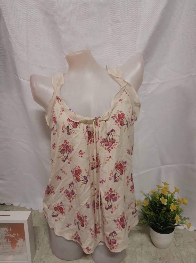 Floral blouse (Category: Blouses) located in General Mariano Alvarez. Submitted by calicrayon13 (Listing ID 1181939526, Image 1). Description: Free for minimum 400 worth of purchase Get discount for every worth 500 on clothes includes freebies .
