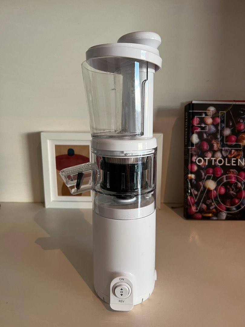 Iuiga mini juice extractor, TV & Home Appliances, Kitchen Appliances