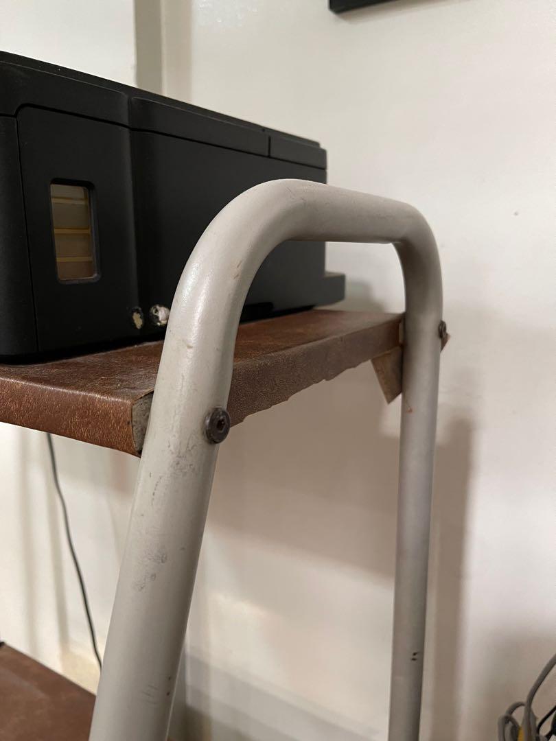 2nd hand computer table on Carousell