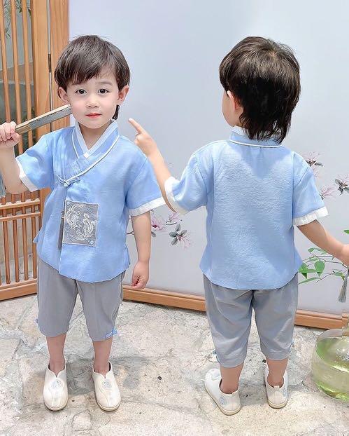 男童漢服 （分類：嬰兒及小童流行時尚）位於 Hong Kong。 由 thousand.words.kids 提交（商品編號 1176481440，圖片 3）。簡介： 🎖🎖 原價 : $138 ; 必買價 : $118🎖🎖 男童漢服 ▶️ ▸尺寸 : 90.100.110.120.130.140.150cm ▶️ ▸適用年齡 : 90 : 建議身高 85-95cm 100 : 建議身高 95-105cm 110 : 建議身高 105-115cm 120 : 建議身高 115-125cm 130 : 建議身高 125-135cm 140 : 建議身高 135-145cm 150 : 建議身高 145-155cm 包平郵 / 順豐到付 編號：RS0320 。