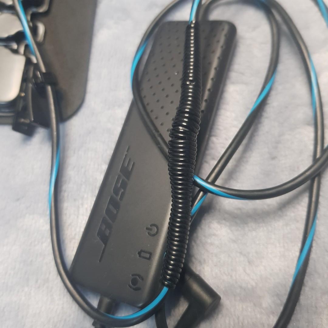 BOSE QC20 for iOS (Category: Earphones) located in Talavera. Submitted by snowtimekicksndrip (Listing ID 1176578254, Image 3). Description: 100% AUTHENTIC with slight aesthetic issue (cat chewed the wire) noise-cancelling is working no audio problems.