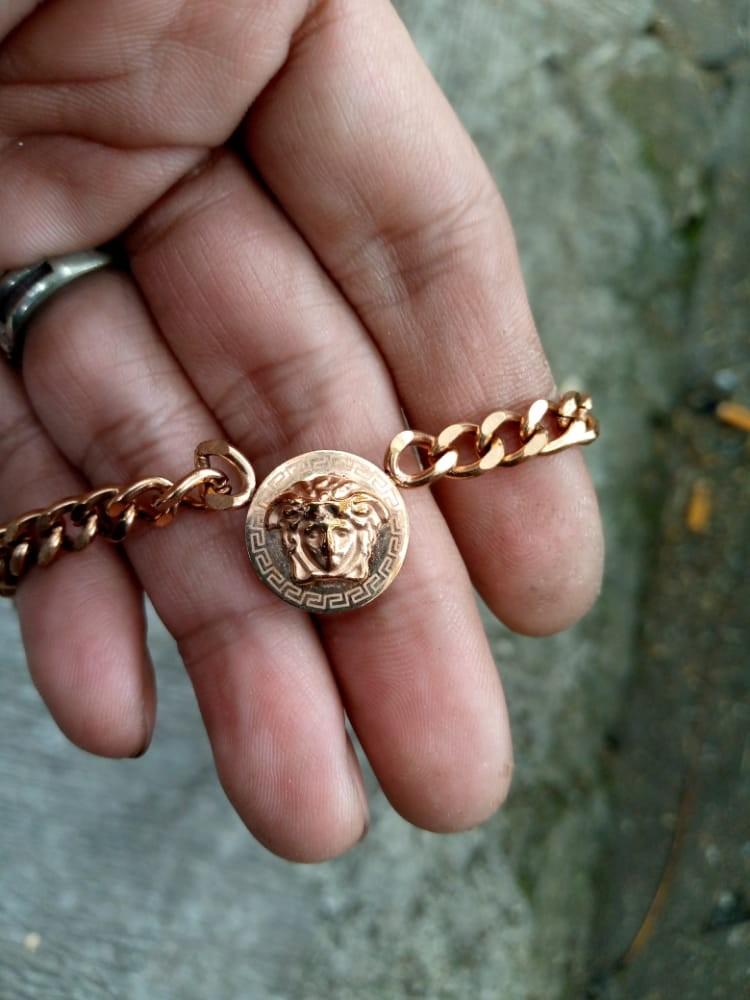 Kalung versace, Fesyen Wanita, Aksesoris di Carousell