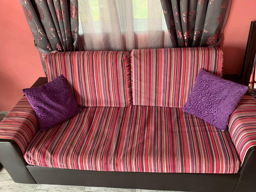 Sofa (Category: Tables & Sets) located in Alor Setar. Submitted by ammz_ (Listing ID 1176630409, Image 3). Description: Harga paling MURAH FREE Bantal Sofa 2 Unit. Tiada kerosakan pada almari kusyen Kualiti terjamin Masih kukuh dan tahan lama Akan dicuci sebelum dihantar. Ukuran 6 kaki x 2.5 kaki Condition 9/10 Penghantaran disediakan COD disediakan.