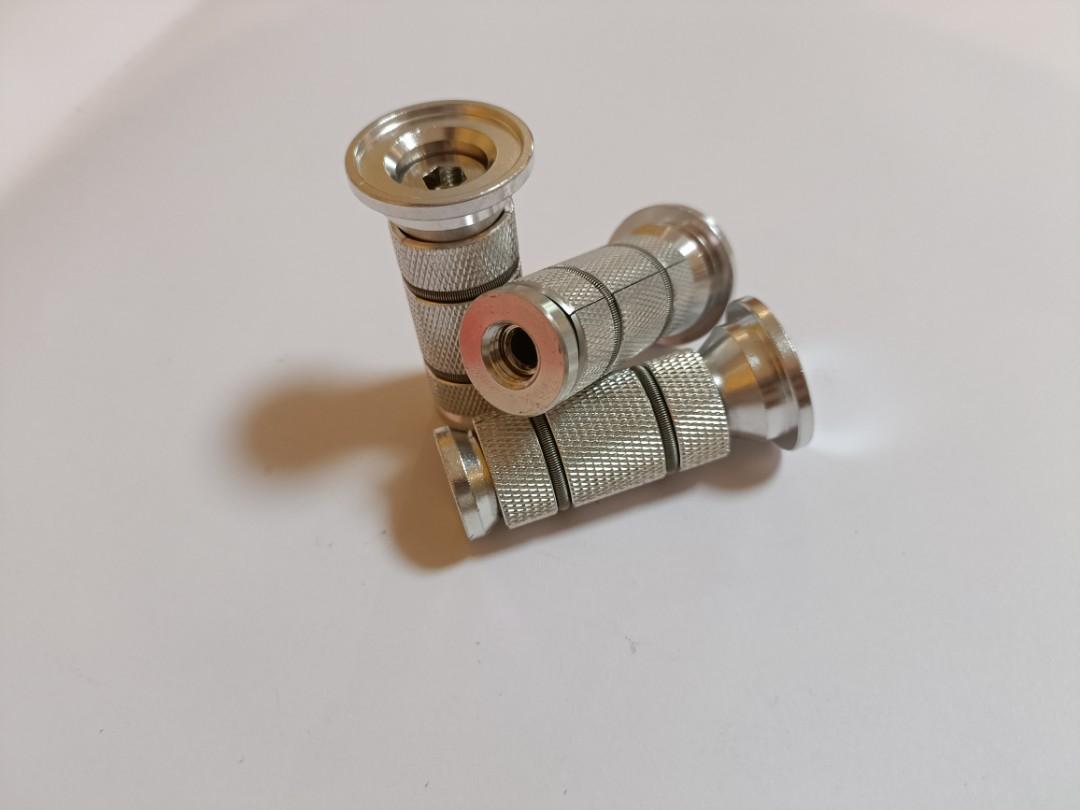 Lebycle compression plug for expanding aluminum carbon steerer tube