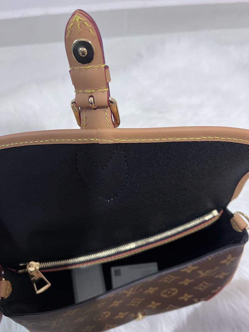 This handbag looks so good in leather! Thoughts? #diane #louisvuitton