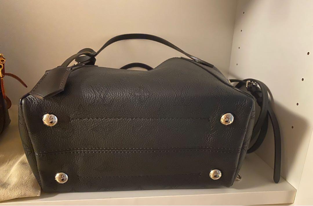 Louis Vuitton Mahina Leather Hina PM Noir M54350  Vuitton handbags, Louis  vuitton handbags, Louis vuitton