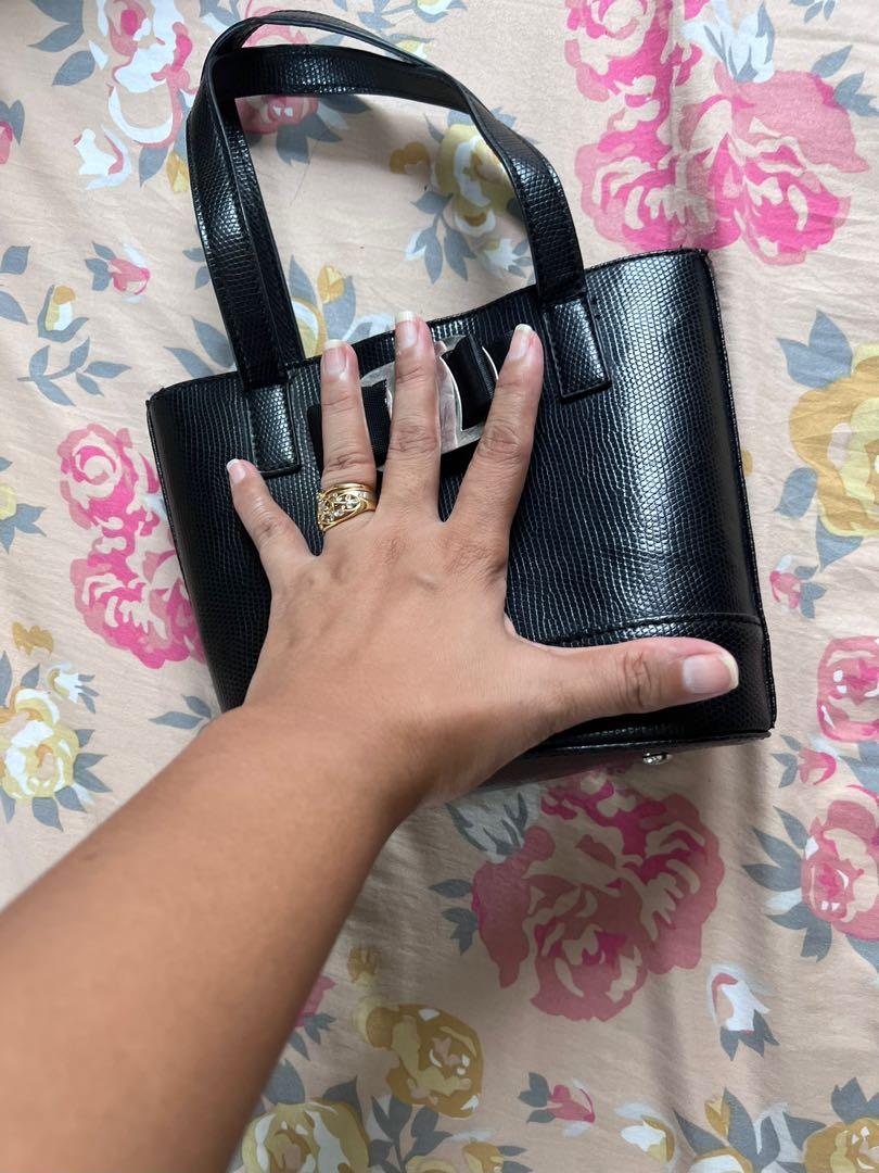 Parisian Small Bag (Category: Tote Bags) located in Antipolo. Submitted by d3lbart (Listing ID 1176511549, Image 2). Description: .