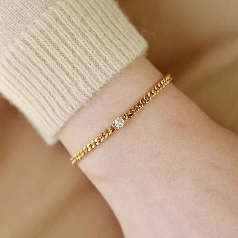 Minimalist bangle store