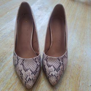 Sepatu putih motif kulit ular
