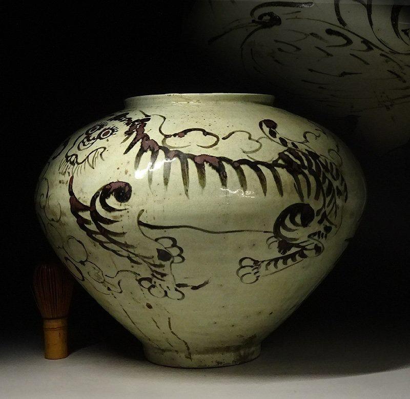李朝白磁の龍の大壺です - 花瓶