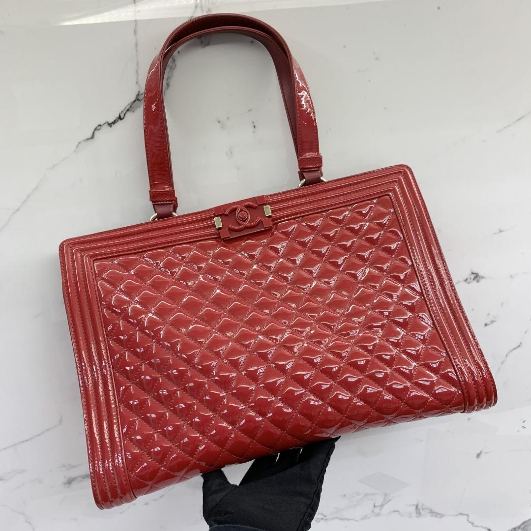 CHANEL ENAMEL BOY RED NO.20 WITH CARD 217027103, Women's Fashion, Bags &  Wallets, Tote Bags on Carousell
