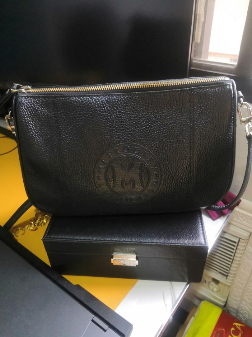Metrocity Sling bag (Category: Luxury Bags & Wallets) located in Manila. Submitted by cfsg061214 (Listing ID 1176816245, Image 1). Description: Original Metrocity Excellent used condition Dm me.