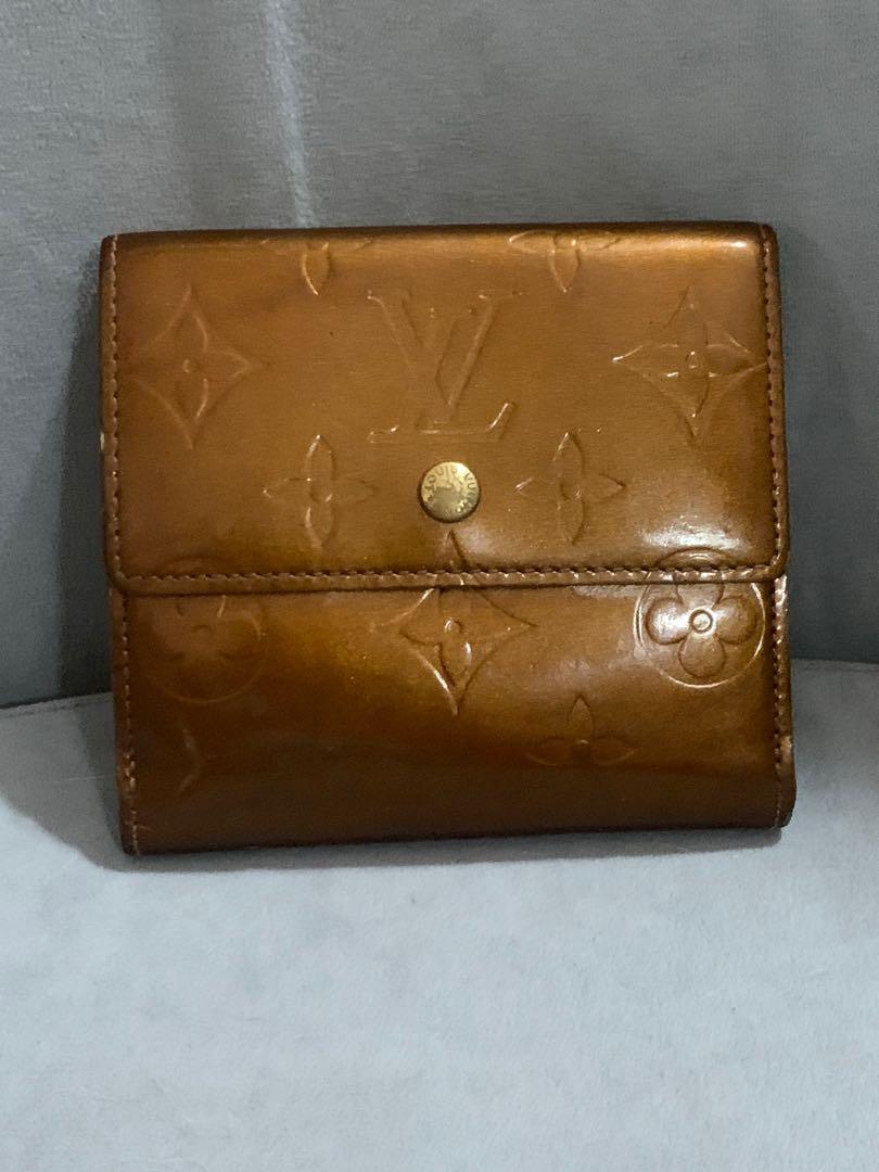 ORIG VERNISE . COMPACT WALLET (Category: Luxury Bags & Wallets) located in Manila. Submitted by raila.bags (Listing ID 1176644869, Image 1). Description: NOTEEE PAKISILIP MABUTI MERON STAIN SA LIKOD. PO N MALIIT AYAN NAKA ZOOM. WALA BAKBAK WALA LAGKIT.
