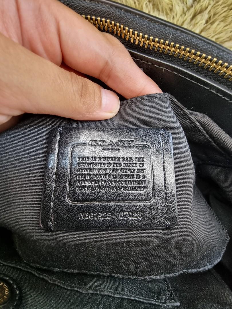 Original Coach Surrey Carry All Canvas (Category: Luxury Bags & Wallets) located in Makati City. Submitted by AL_ORIGINALS (Listing ID 1176749533, Image 2). Description: 💯 Original Coach Canvass I am not selling fake. Can double your money if proven fake. Condition 8.0/10 Minimal sign of usage No Flaws to declare Medium Super nice in actual very elegant PLEASE!!! Manage your expectations because this is already used but super presentable RFS: de