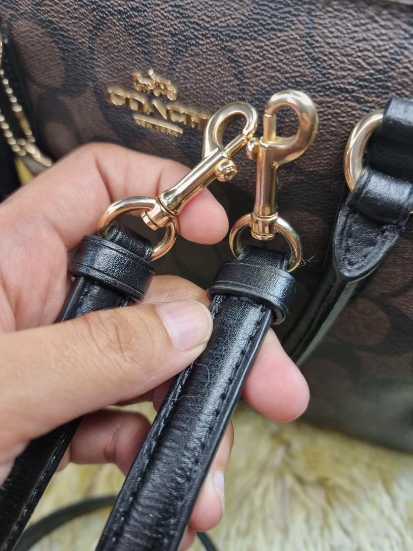 Original Coach Surrey Carry All Canvas (Category: Luxury Bags & Wallets) located in Makati City. Submitted by AL_ORIGINALS (Listing ID 1176749533, Image 3). Description: 💯 Original Coach Canvass I am not selling fake. Can double your money if proven fake. Condition 8.0/10 Minimal sign of usage No Flaws to declare Medium Super nice in actual very elegant PLEASE!!! Manage your expectations because this is already used but super presentable RFS: de
