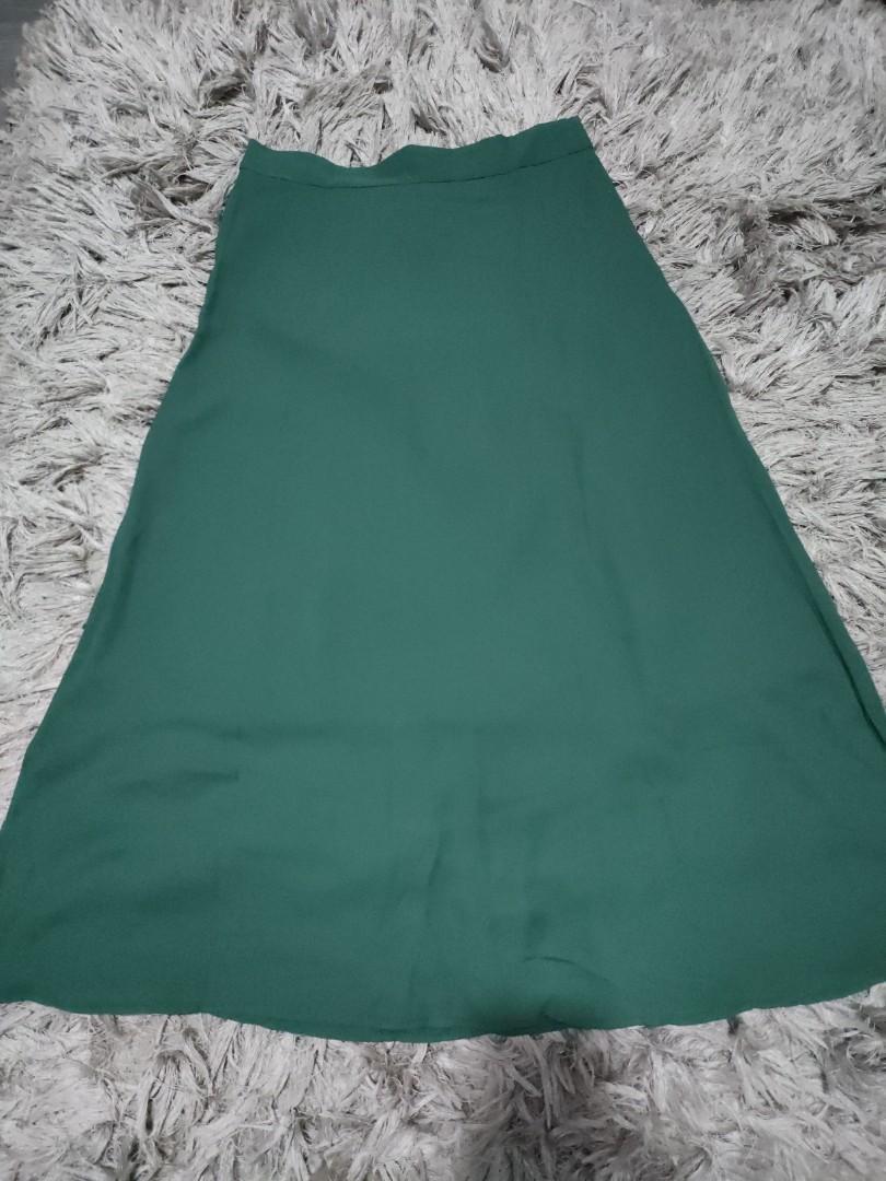 Rok hijau botol, Fesyen Wanita, Pakaian Wanita, Lainnya di Carousell