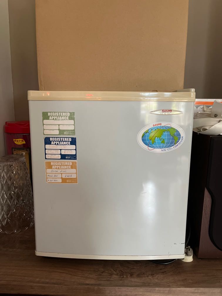Sanyo Mini Fridge/Freezer, TV & Home Appliances, Kitchen Appliances