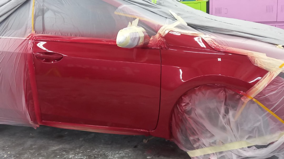 Spraypainting panel beating dent scratch accident repair spray paint