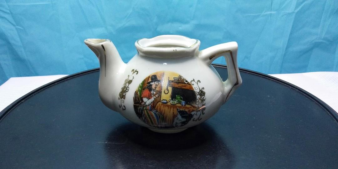 Vintage Miniature Tea Kettle From England (Category: Kettles & Airpots) located in Pasig City. Submitted by Unikko75 (Listing ID 1176682990, Image 2). Description: Vintage Miniature Tea Kettle From England Vintage / Used Size Height : 2 Inches Width : 3.25 Inches Price : 450..