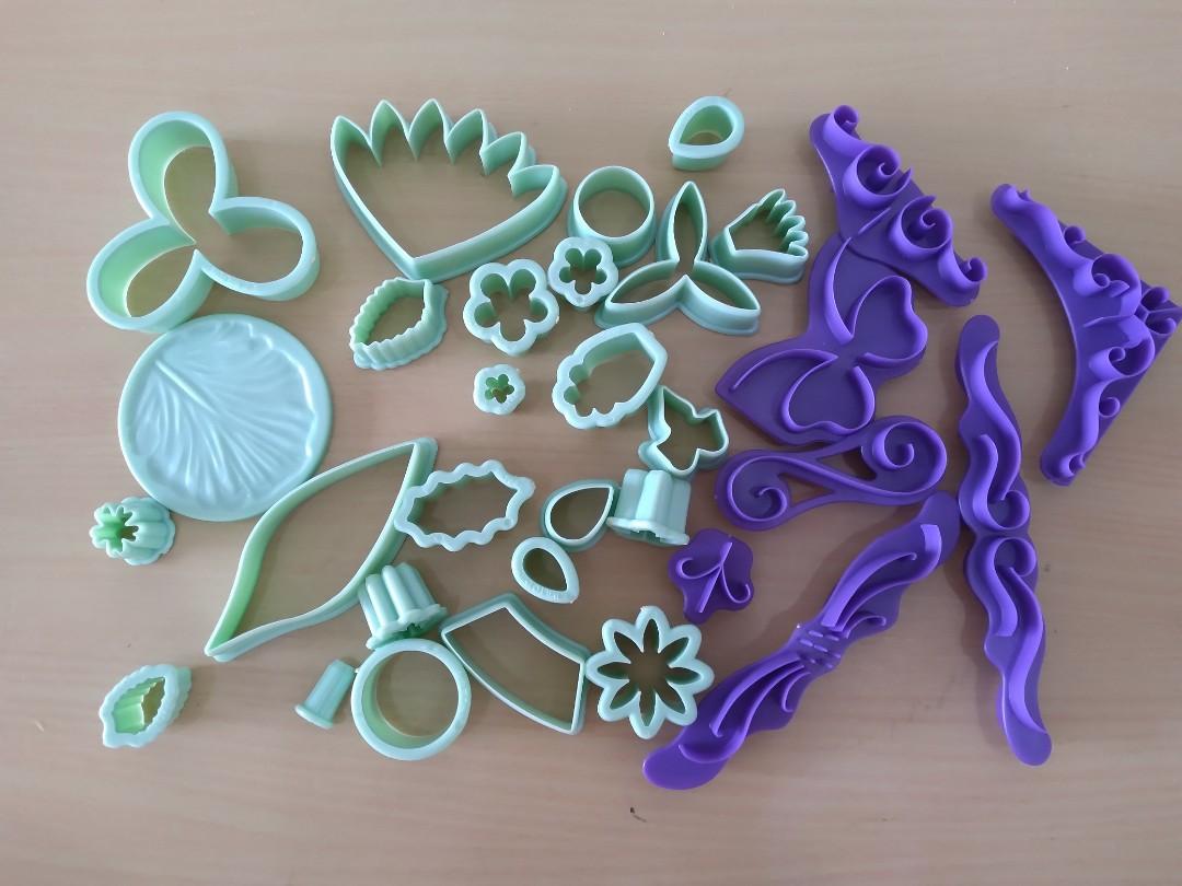 Wilton Fondant Flower Molds and Tools (Category: Bakeware) located in Batangas. Submitted by tins_closet88 (Listing ID 1176654251, Image 1). Description: slightly used Shopee checkout: https://shp.ee/ejed9vi.