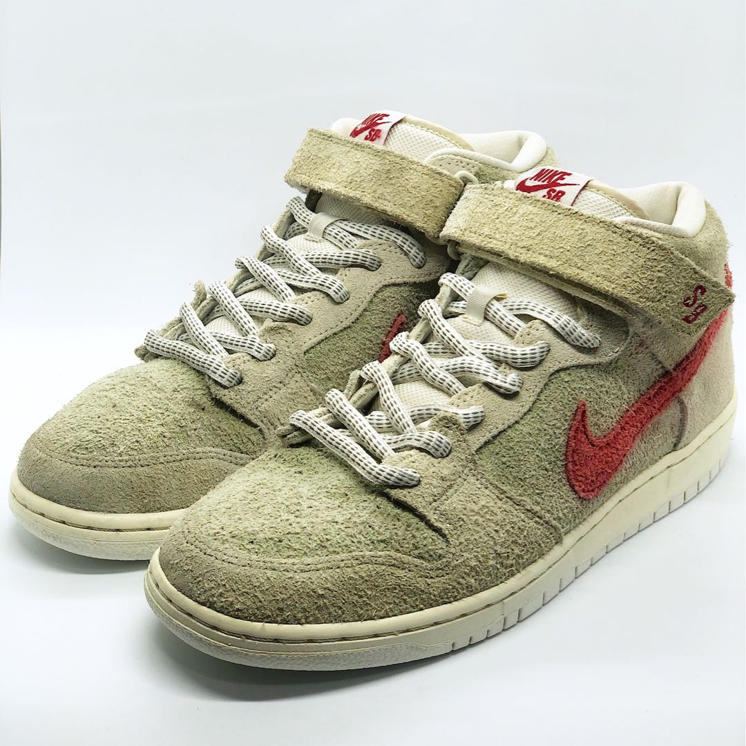 sb dunk mid white widow
