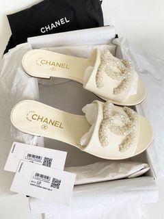 Chanel white leather pearl CC logo flat sandals slippers