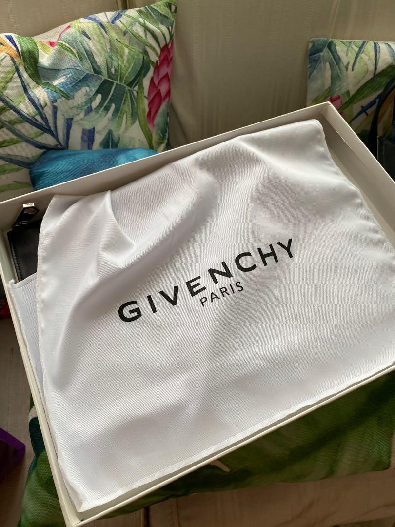 Givenchy envelope clutch LOVE (Category: Luxury Bags & Wallets) located in Quezon City. Submitted by cheskakim (Listing ID 1176831184, Image 2). Description: Original price is 38800. This is a good deal..