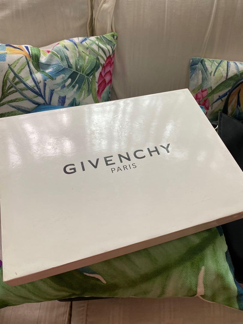 Givenchy envelope clutch LOVE (Category: Luxury Bags & Wallets) located in Quezon City. Submitted by cheskakim (Listing ID 1176831184, Image 3). Description: Original price is 38800. This is a good deal..