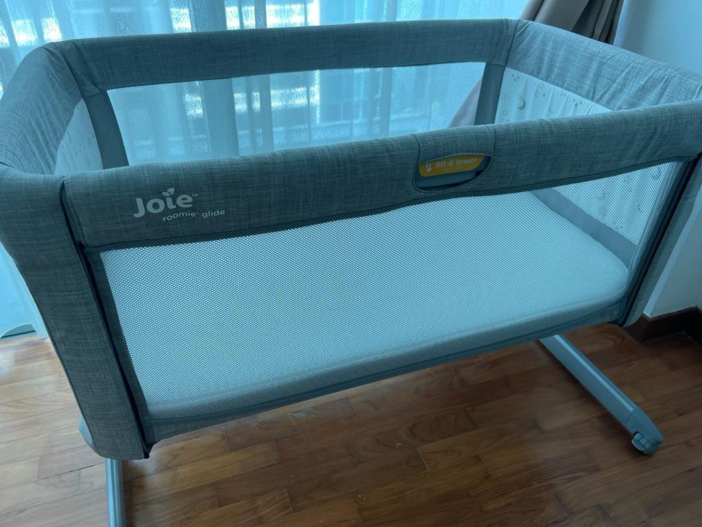 Joie Roomie Glide + 2 fitted sheets, Babies & Kids, Baby Nursery & Kids