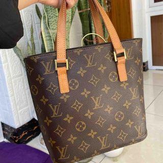 ▪️Louis Vuitton Vavin PM▪️ ☑️Available in Manila ✓Date code: FB0271  ✓Condition: 9.5/10 (almost new) ✓Material: Damier ebene coated canvas  ✓Dimensions: 25 x 17 x 9.5cm ✓Inclusion: Dustbag, cards, bo