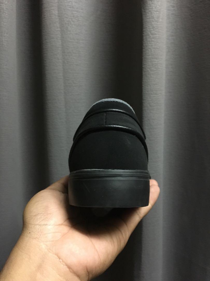 triple black nike zoom