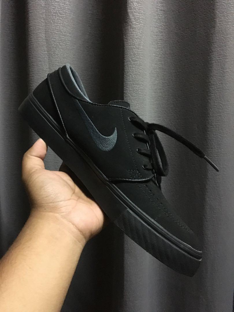 triple black nike zoom