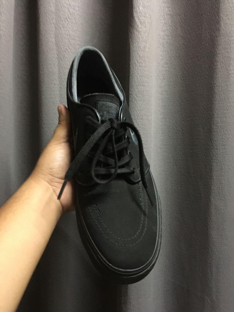 triple black nike zoom