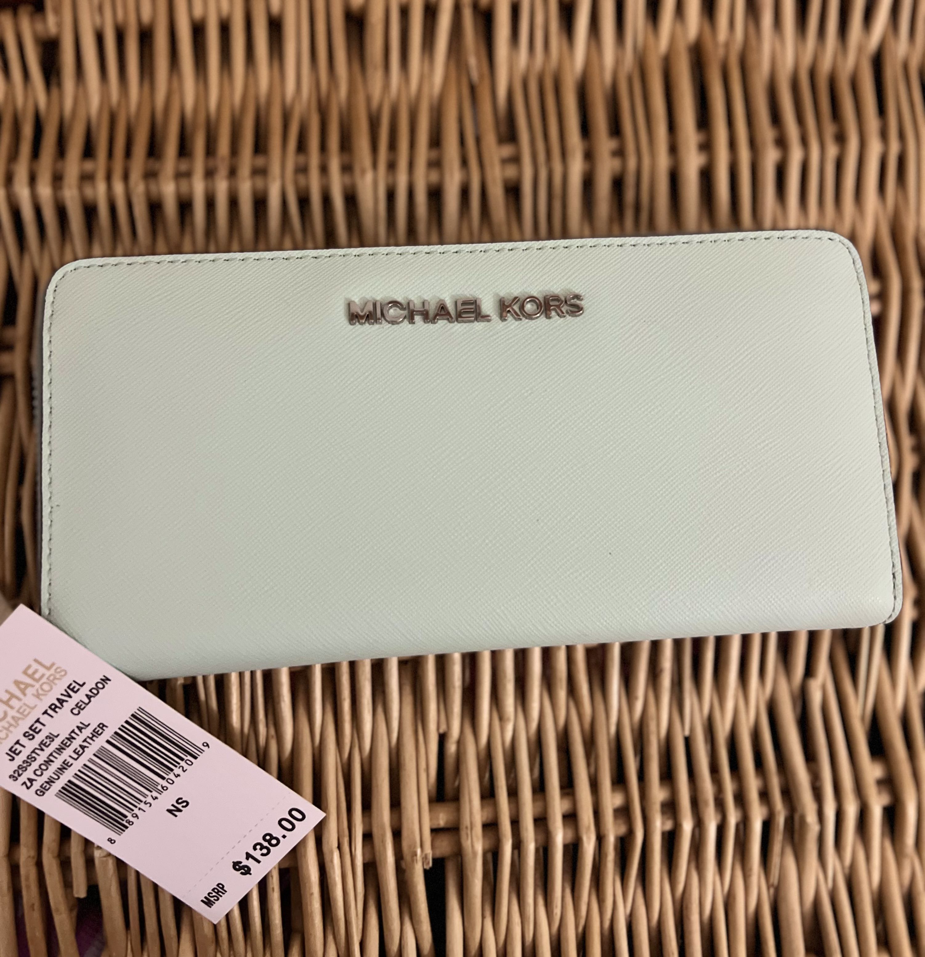 NO NEGO Authentic Michael Kors Continental Wallet, Women's Fashion, Bags &  Wallets, Wallets & Card holders on Carousell