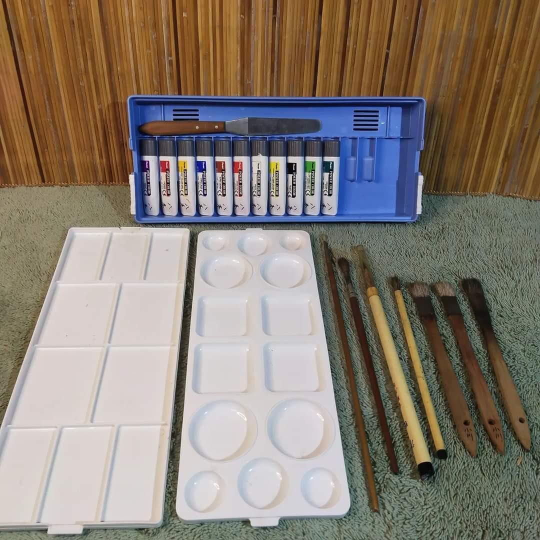 PENTEL Painting Set (Category: Craft Supplies & Tools) located in Malolos. Submitted by jestrelita (Listing ID 1176942382, Image 2). Description: PENTEL Painting Set P580 - 7pcs paint brush - 11pcs. poster color - spatula - paint tray pallettes - please check photos - good condition.