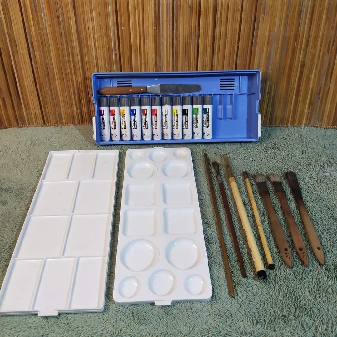 PENTEL Painting Set (Category: Craft Supplies & Tools) located in Malolos. Submitted by jestrelita (Listing ID 1176942382, Image 1). Description: PENTEL Painting Set P580 - 7pcs paint brush - 11pcs. poster color - spatula - paint tray pallettes - please check photos - good condition.