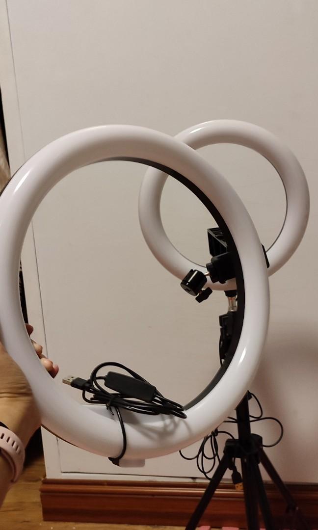 Preloved live selling ring light (Category: Headphones & Headsets) located in Cainta. Submitted by tobisshop.16 (Listing ID 1176940994, Image 1). Description: bought for P500 big around 32cm diameter all working with stand three cp stand ang issue ung connector to the stand, un lagi nasisira. putol i mighty bond nyo na lang.