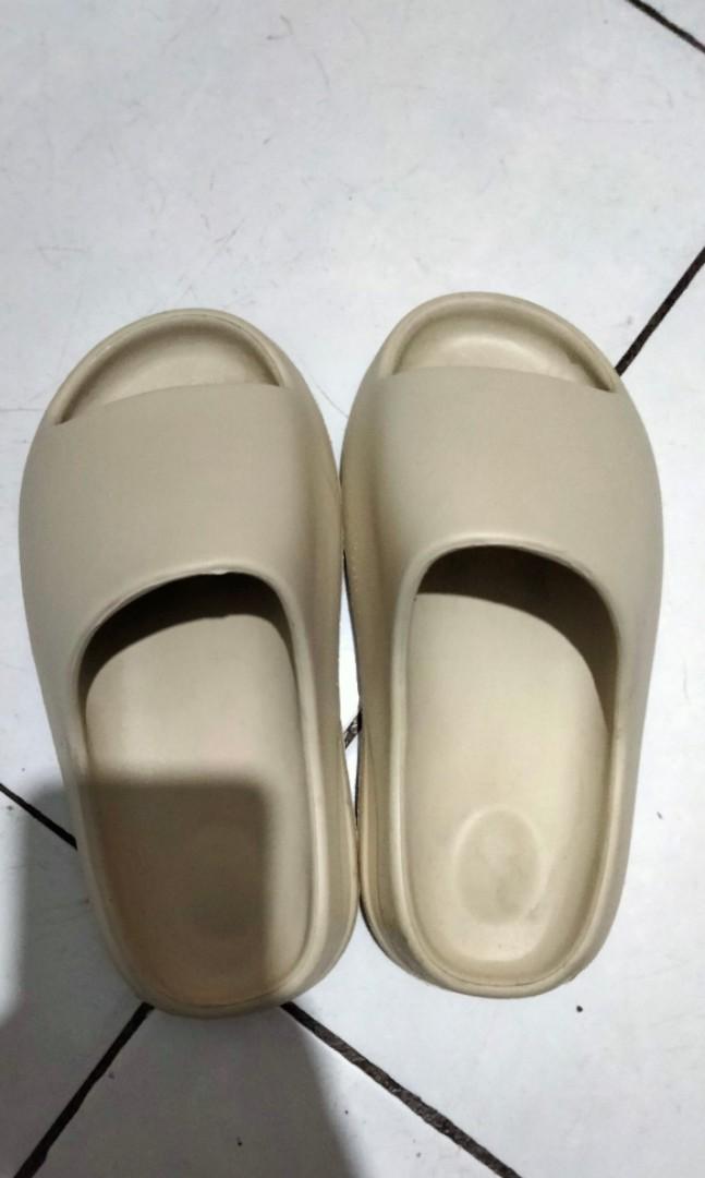 SANDAL YEEZY SLIDES KARET SLIPPER, Fesyen Wanita, Sepatu di Carousell