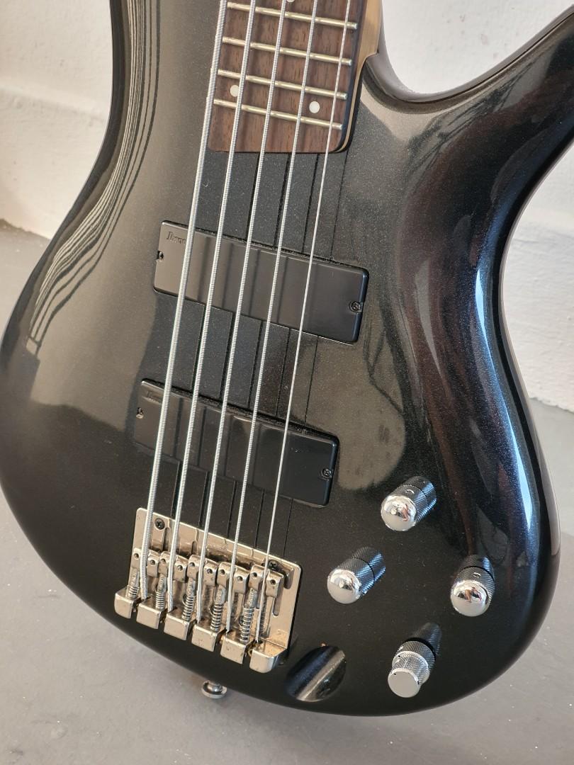 Soundgear by Ibanez Bass Guitar with bass amplifier Yamaha F-20B